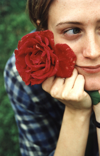 紅い花を持った女性の写真