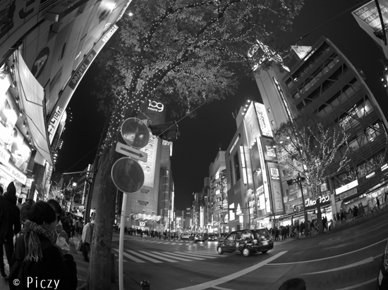 モノトーンの夜の渋谷界隈の写真