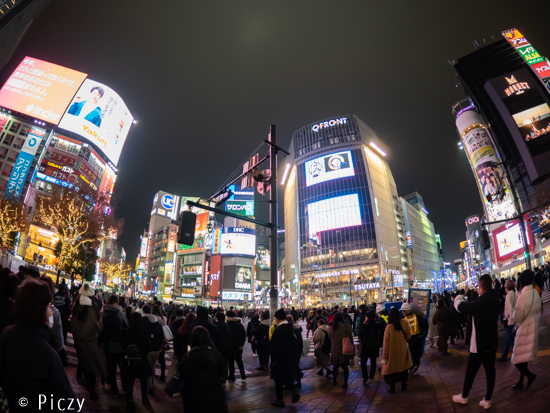 年末の渋谷のスクランブル交差点の写真