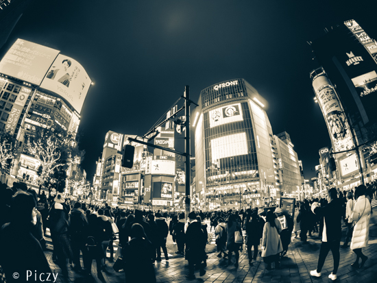 モノトーンの年末の渋谷のスクランブル交差点の写真