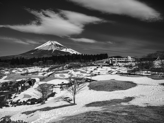 白黒にした富士山の写真