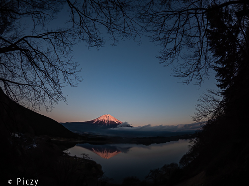 トンネル効果を狙った富士山の写真