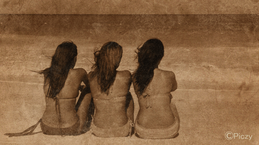 3人の水着姿の女性のカラー写真