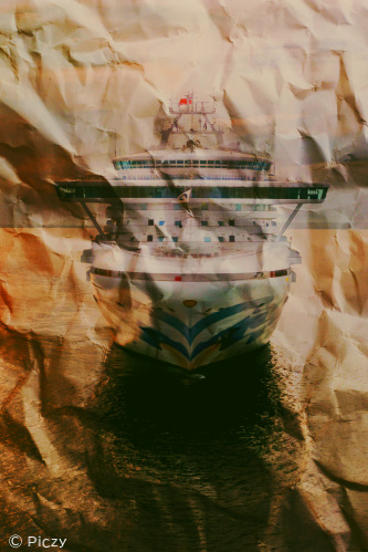 皺の多い紙に合成した船の写真