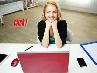 写真加工を楽しむ女性