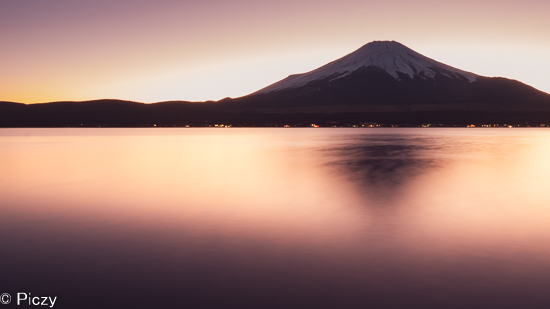 空の色を映す湖面と富士山
