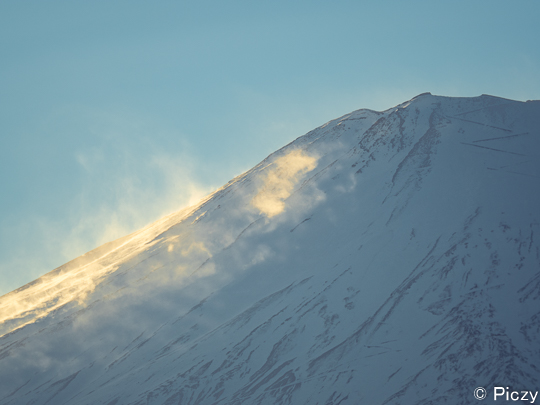 光を加えた富士山の写真