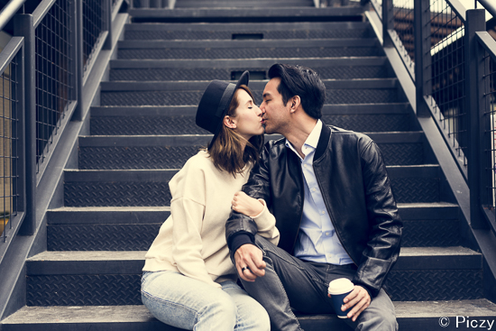 階段で男女がキスをしている写真