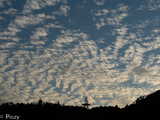 明暗差がある秋のおもしろい雲の写真