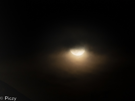 優しい光に加工した中秋の名月の写真