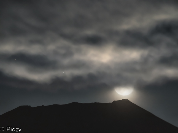 富士の頂に出る中秋の名月の合成写真