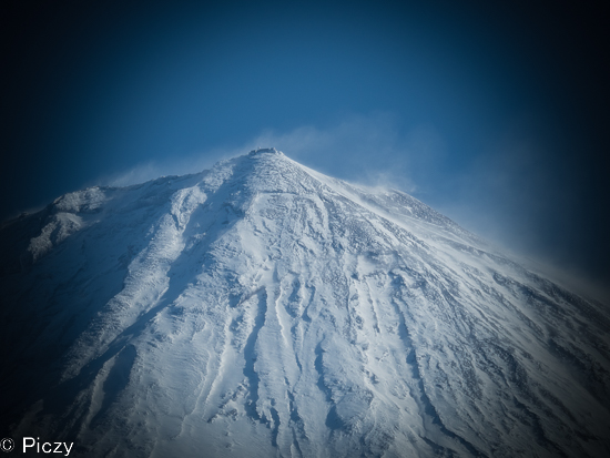 周辺光量補正で周辺を暗くした富士山の写真
