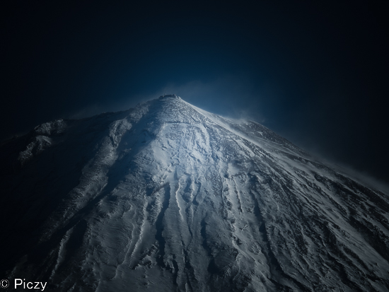夜の様な富士山の写真