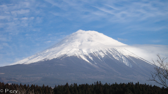 笠雲に覆われた富士山の頂