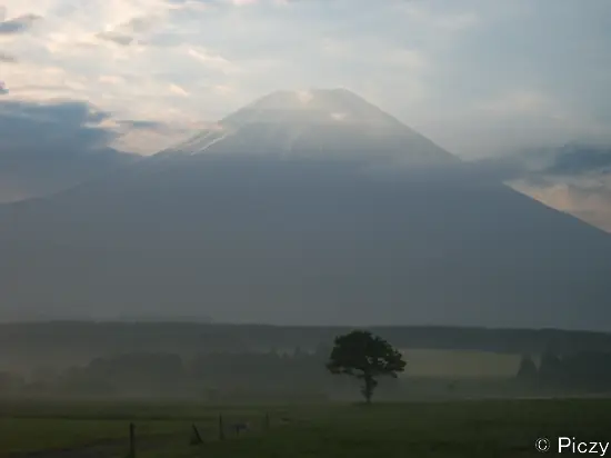 朝、頂き明るくなった富士山