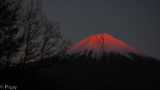 頂きが夕日に紅く染まった富士山
