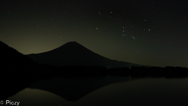オリオン座と富士山のシルエット