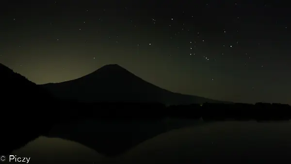 オリオン座と富士山のシルエット