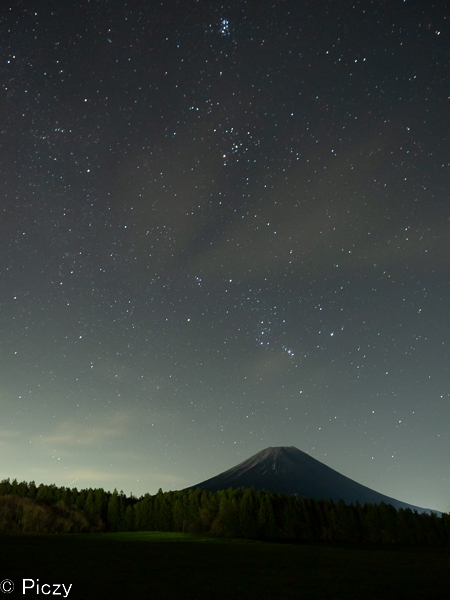 雨上がりの星空と富士山