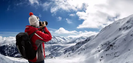 雪山を撮影する人