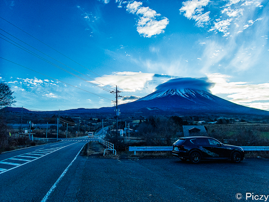 日が昇る前の富士山