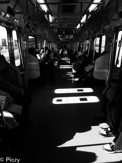 白黒の電車内の写真