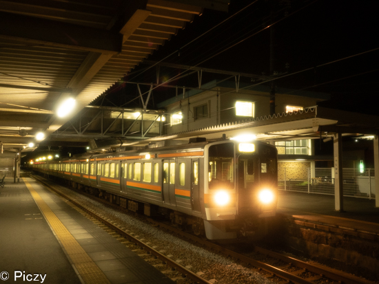 夜のJRの電車