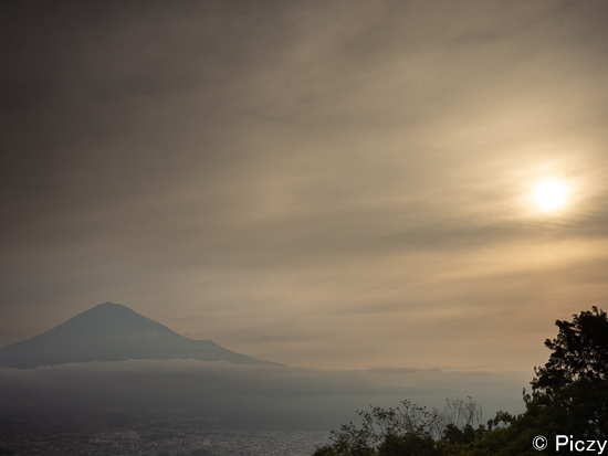 7月の朝の富士山