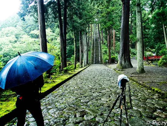 雨の中、菩提梯を撮影しているところ