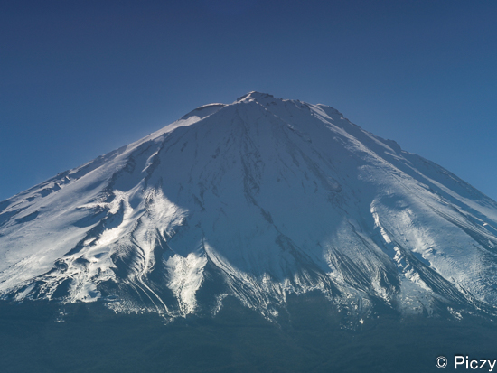 逆光で撮影した富士山