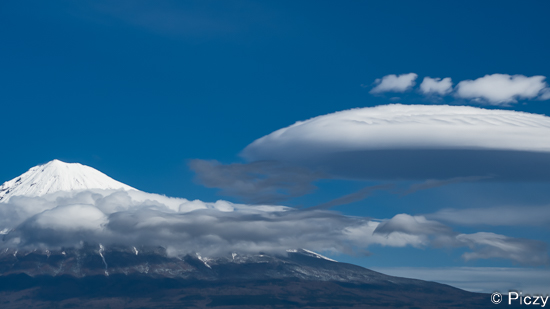富士山に近づく大きな雲