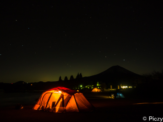 キャンプ場から見た夜の富士山