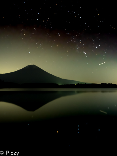 湖に映るオリオン座と富士山