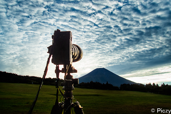 縦位置に構えて三脚に取り付けたところ