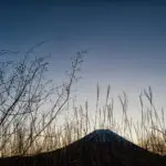 霊峰の夜明けを待つものたち